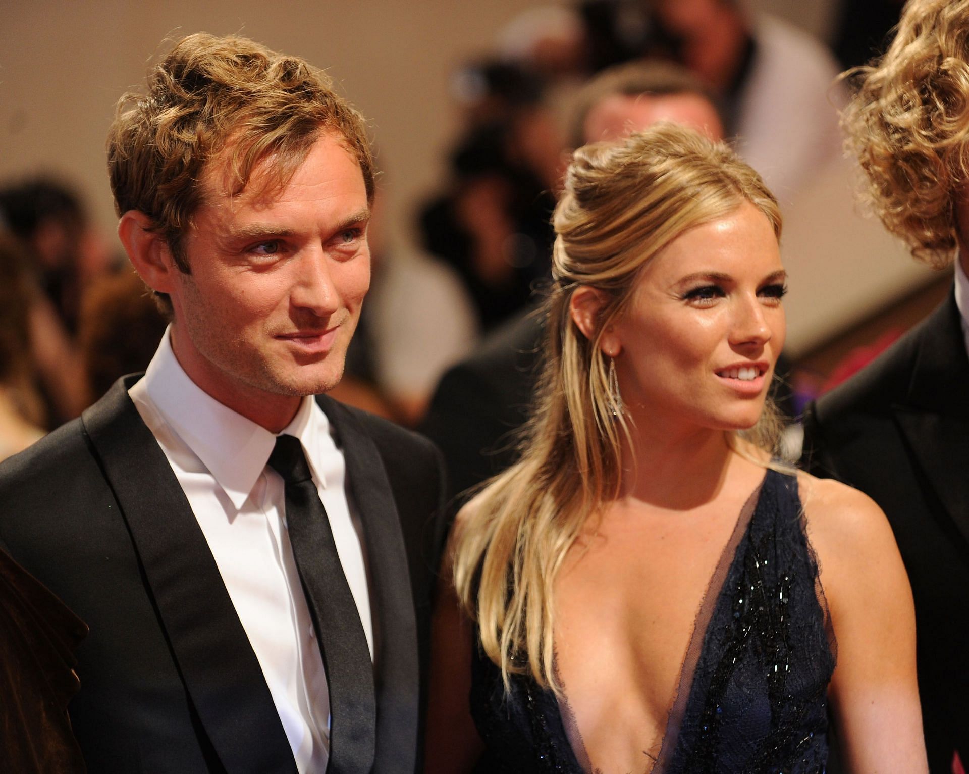 Jude Law and Sienna Miller attend the Costume Institute Gala Benefit in May 2010 (Image via Getty)